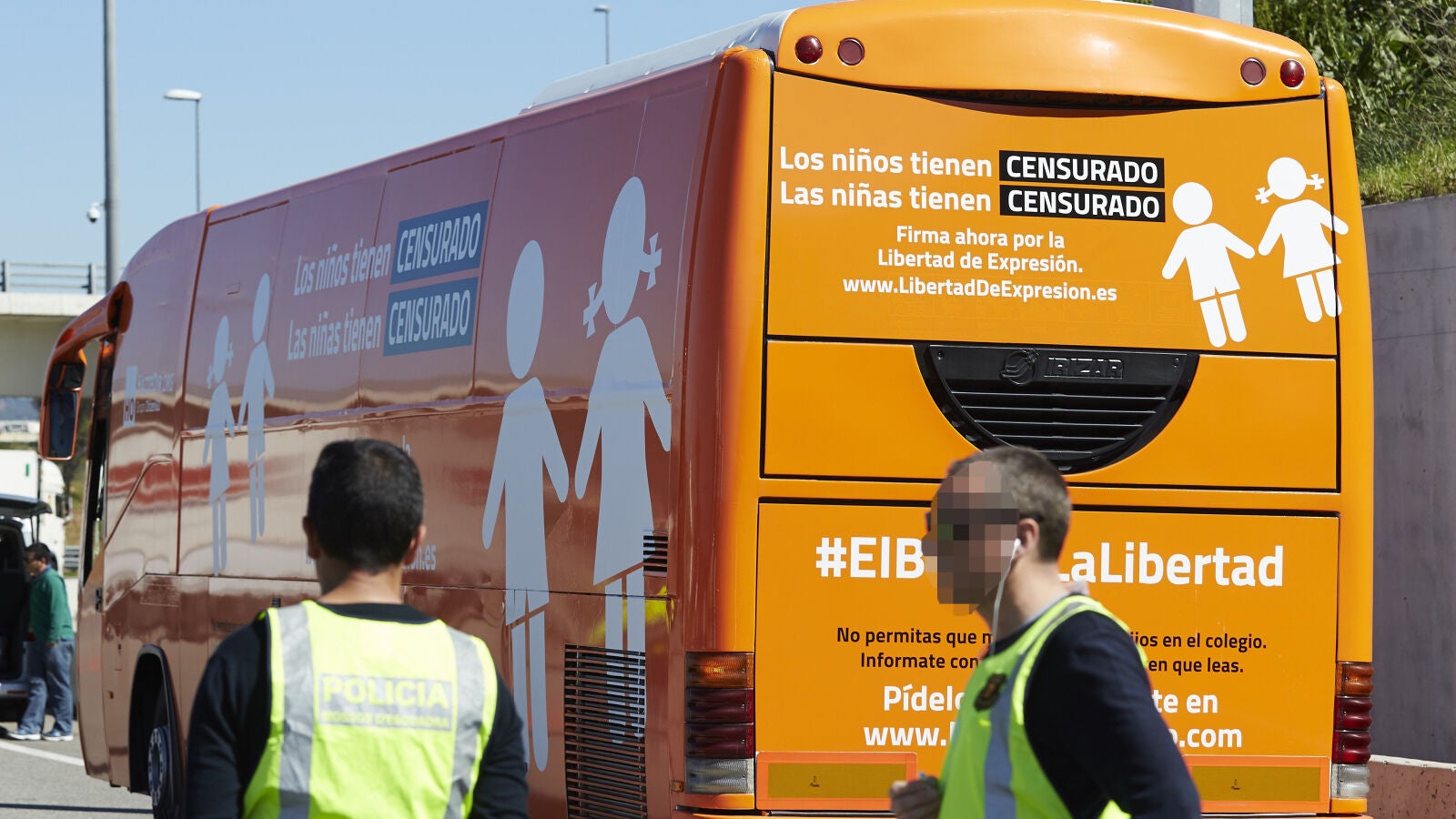 El autobús de Hazte Oír atropella a una joven en Pamplona