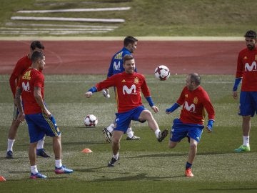 Illarramendi disputa el balón con Andrés Iniesta
