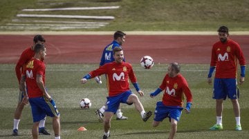 Illarramendi disputa el balón con Andrés Iniesta