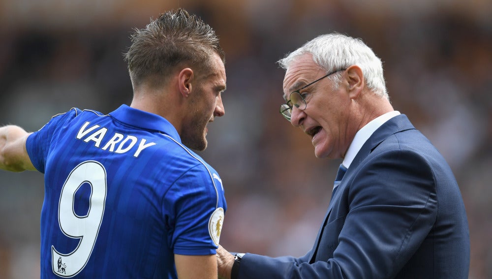 Jamie Vardy dialoga con Claudio Ranieri