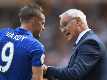 Jamie Vardy dialoga con Claudio Ranieri Jamie Vardy dialoga con Claudio Ranieri