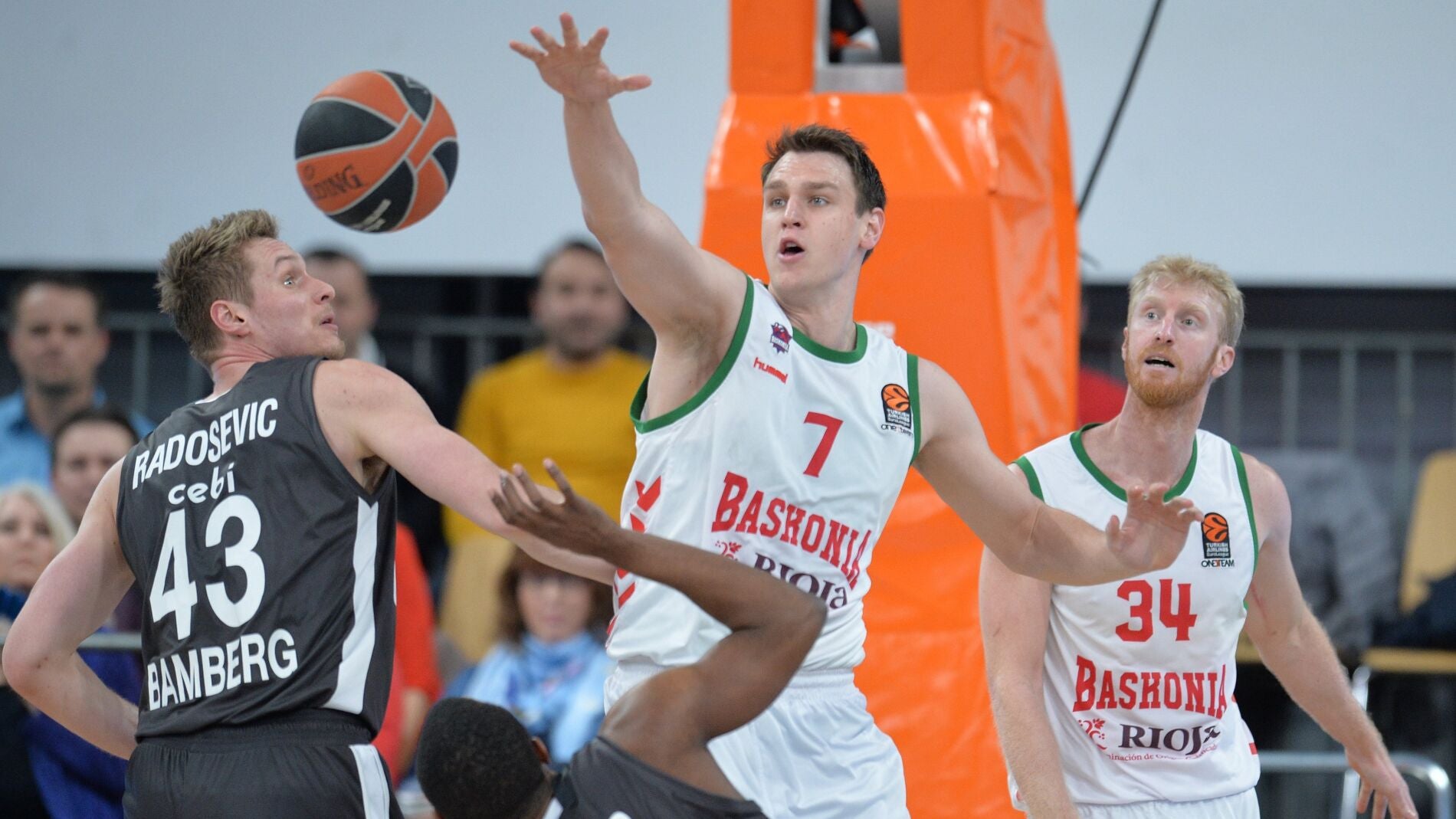 Los jugadores del Baskonia y del Brose Bamberg en acci&oacute;n