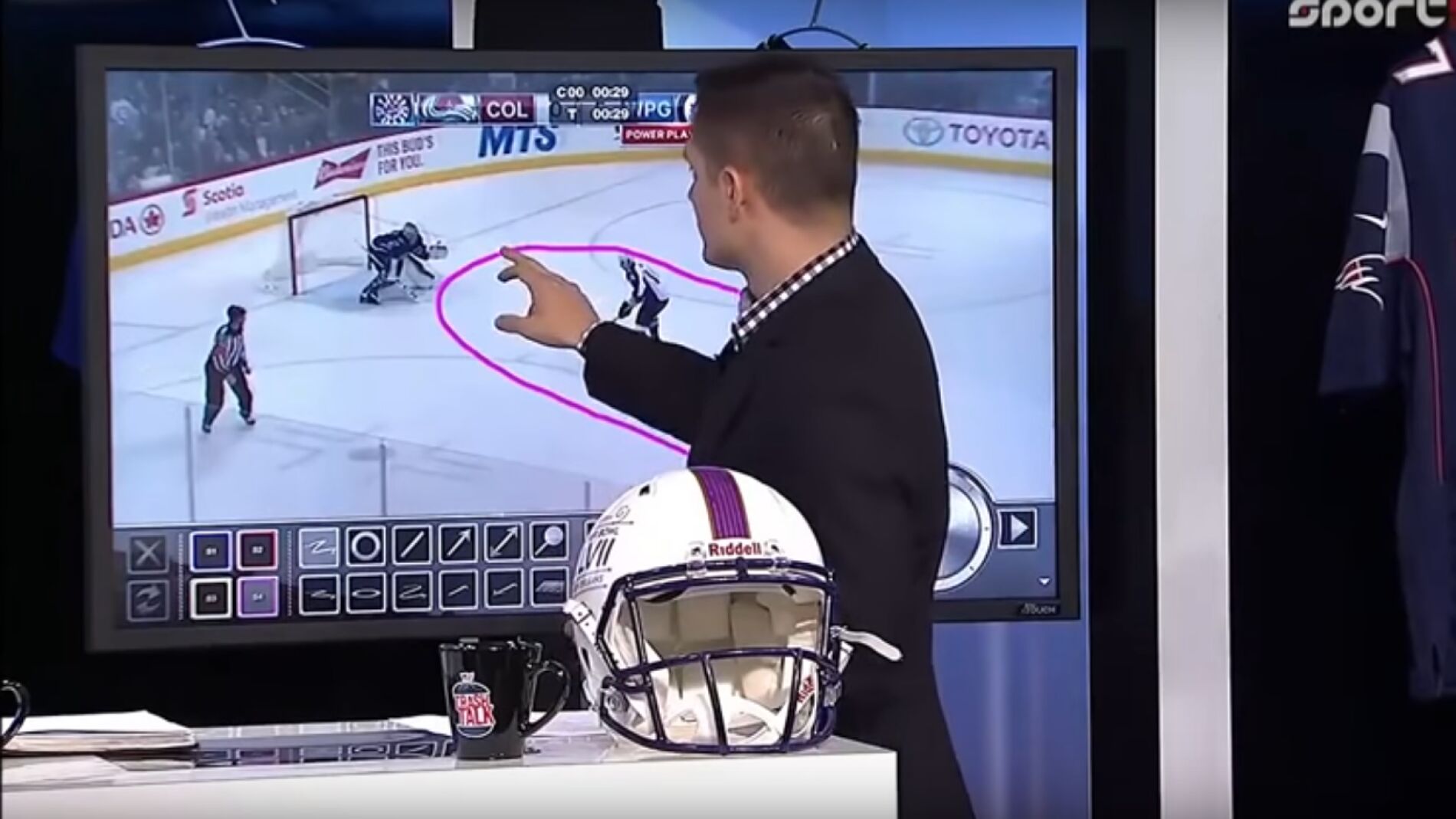 El presentador, durante la explicaci&oacute;n