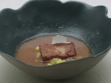 Sopa de miso y lombarda, foie a la plancha, melón y mango, anguila ahumada, lima kaffir Sopa de miso y lombarda, foie a la plancha, melón y mango, anguila ahumada, lima kaffir