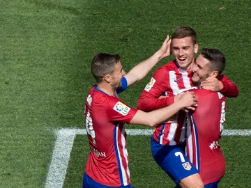 Gabi, Griezmann y Koke se abrazan tras un tanto del francés Gabi, Griezmann y Koke se abrazan tras un tanto del francés
