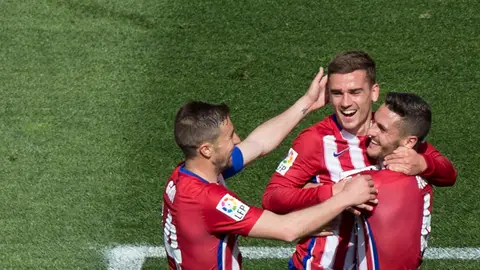 Gabi, Griezmann y Koke se abrazan tras un tanto del francés Gabi, Griezmann y Koke se abrazan tras un tanto del francés