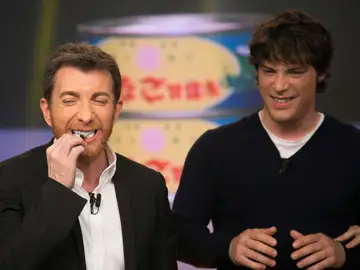 Jordi Cruz y Pablo Motos saborean larvas caramelizadas gracias a Monaguillo Jordi Cruz y Pablo Motos saborean larvas caramelizadas gracias a Monaguillo