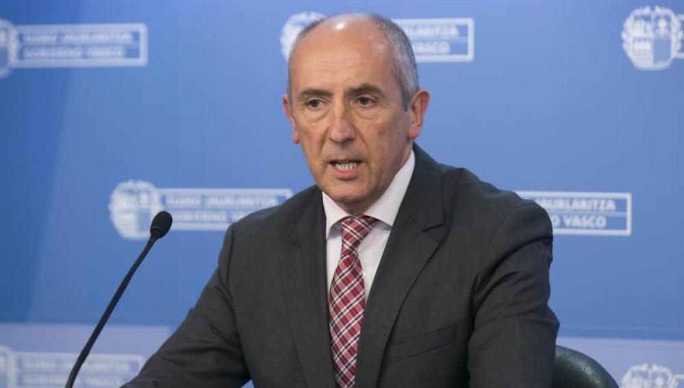 El portavoz del Gobierno Vasco, Josu Erkoreka, durante la rueda de prensa que ha ofrecido hoy tras la reunión semanal del Consejo