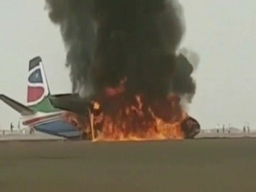 Frame 2.638142 de: Un avión chocó contra un camión de bomberos al aterrizar
