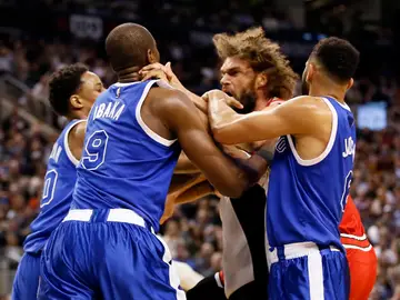 Ibaka y Robin López se enzarzan en una pelea Ibaka y Robin López se enzarzan en una pelea