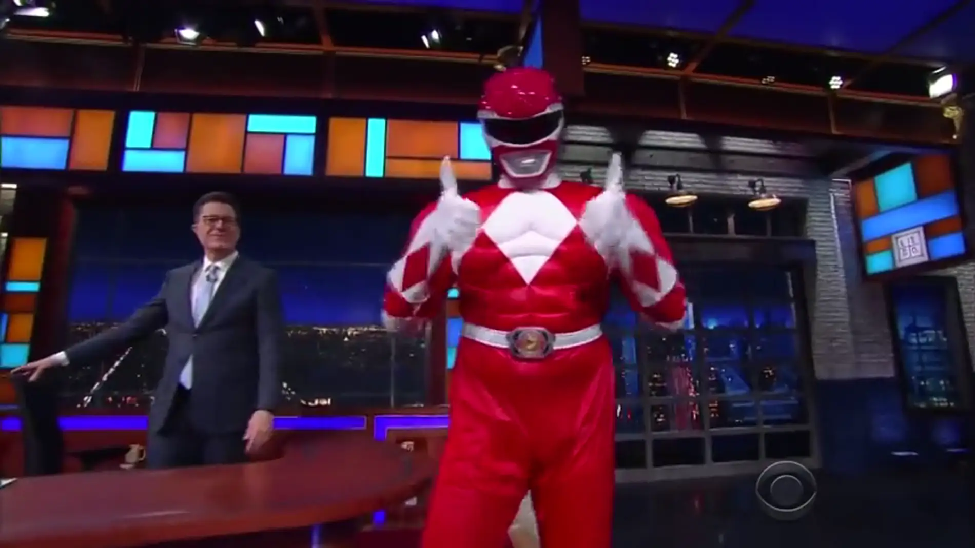 Frame 37.082882 de: Bryan Cranston visita Stephen Colbert disfrazado de Power Ranger Rojo