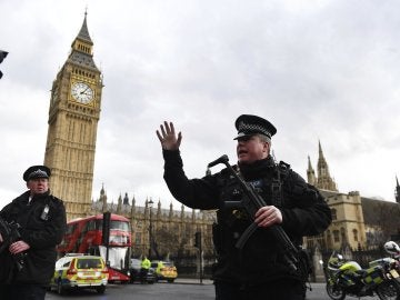 Agente británico durante el tiroteo en el Parlamento de Londres