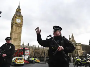 Agente británico durante el tiroteo en el Parlamento de Londres Agente británico durante el tiroteo en el Parlamento de Londres