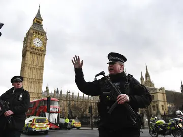 Agente británico durante el tiroteo en el Parlamento de Londres Agente británico durante el tiroteo en el Parlamento de Londres