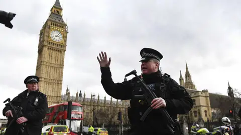 Agente británico durante el tiroteo en el Parlamento de Londres Agente británico durante el tiroteo en el Parlamento de Londres