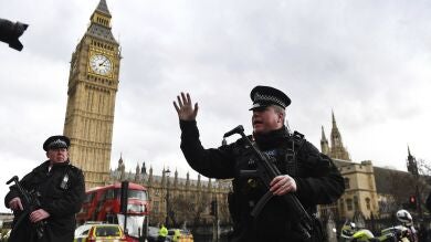El vehículo que ha arrollado a un grupo de viandantes en el puente de Westminster habría sido un 4x4