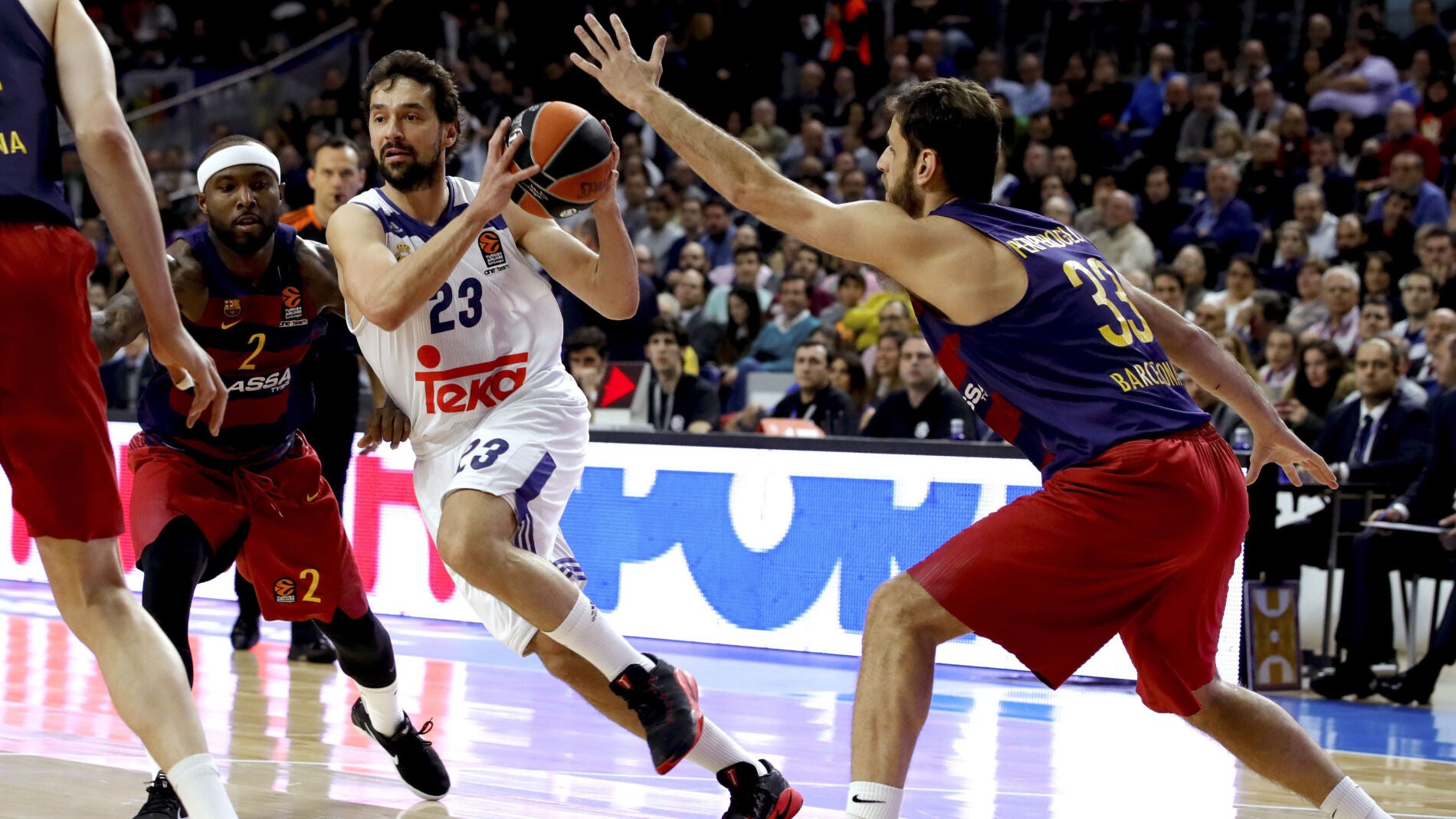 Llull conduce el ataque del Madrid en el Cl&aacute;sico