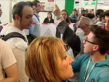 Frame 15.400071 de: Varios jóvenes responden al intento de boicotear al ejército en Barcelona Frame 15.400071 de: Varios jóvenes responden al intento de boicotear al ejército en Barcelona