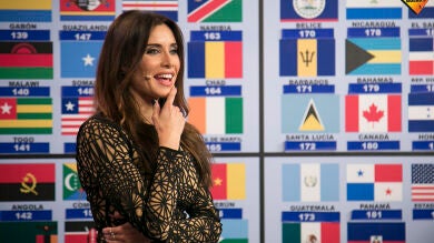 Pilar Rubio demuestra que es una mujer de 'bandera', aprendiéndose todas las capitales del mundo