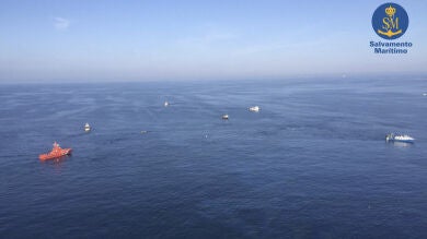Los medios marítimos continúan con la búsqueda de los dos tripulantes del pesquero hundido