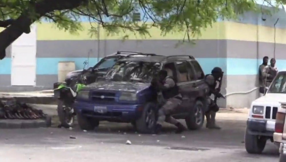 Frame 19.737328 de: Expresidente haitiano Aristide sale ileso de atentado a tiros de su caravana