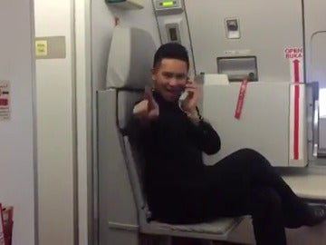 Frame 11.676812 de: Un azafato de vuelo recrea el videoclip de 'Toxic' de Britney Spears Frame 11.676812 de: Un azafato de vuelo recrea el videoclip de 'Toxic' de Britney Spears