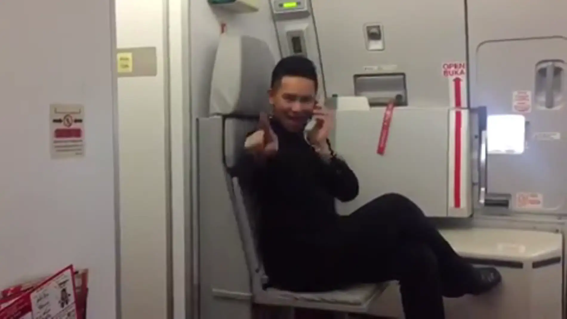 Frame 11.676812 de: Un azafato de vuelo recrea el videoclip de 'Toxic' de Britney Spears