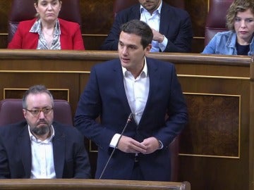 Frame 6.435848 de: Rivera critica a Rajoy: "Nos hemos gastado el dinero en corrupción"