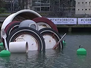 Frame 6.369145 de: Una vajilla sucia en la ría de Bilbao nos recuerda la importancia del uso responsable del agua Frame 6.369145 de: Una vajilla sucia en la ría de Bilbao nos recuerda la importancia del uso responsable del agua