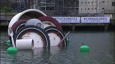 Una vajilla sucia en la ría de Bilbao nos recuerda la importancia del uso responsable en el Día Mundial del Agua