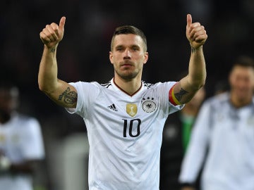 Lukas Podolski celebra la victoria y su despedida con Alemania