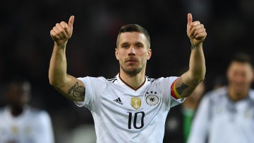 Lukas Podolski celebra la victoria y su despedida con Alemania