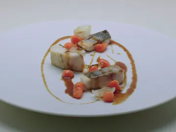 Ñoquis de pimiento rojo y coliflor, lubina, cebolletas, salsa ponzu Ñoquis de pimiento rojo y coliflor, lubina, cebolletas, salsa ponzu