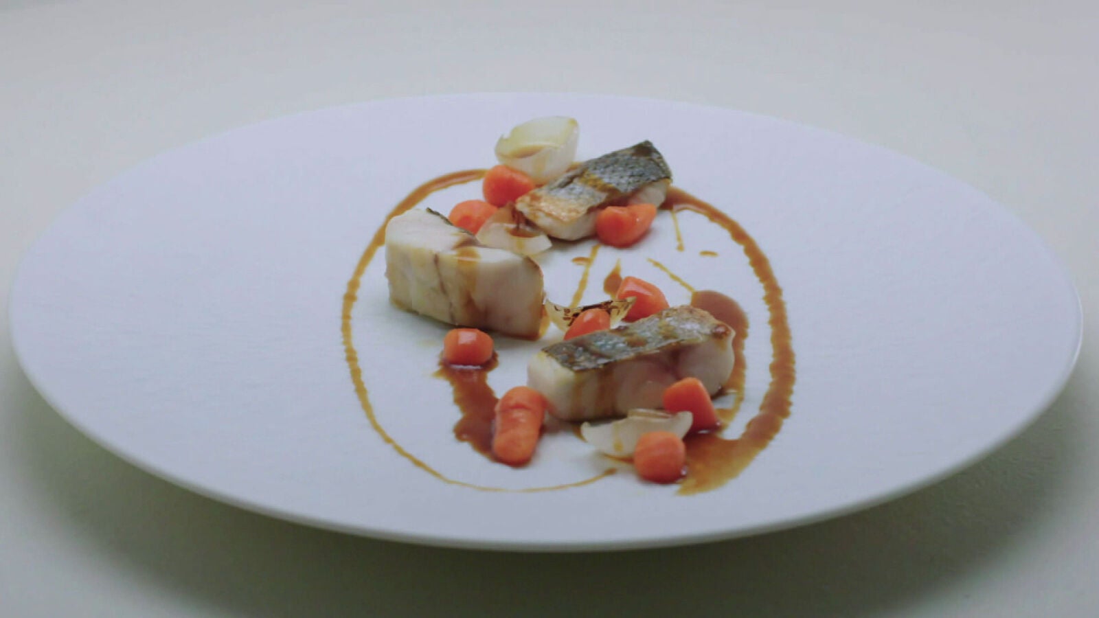 Ñoquis de pimiento rojo y coliflor, lubina, cebolletas, salsa ponzu