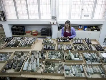 Hallan cientos de botellas de alcohol de la I Guerra Mundial en una excavación Hallan cientos de botellas de alcohol de la I Guerra Mundial en una excavación