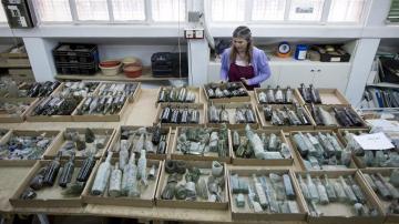 Hallan cientos de botellas de alcohol de la I Guerra Mundial en una excavación
