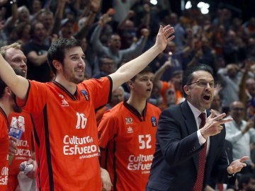 Jugadores del Valencia Basket celebran el triunfo y el pase a la final