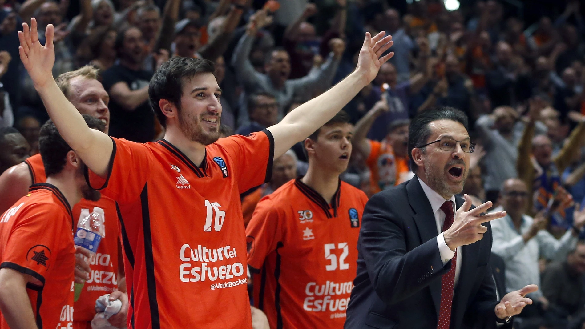 Jugadores del Valencia Basket celebran el triunfo y el pase a la final Jugadores del Valencia Basket celebran el triunfo y el pase a la final