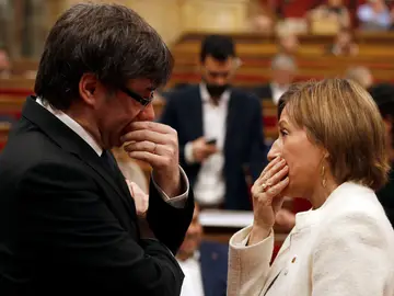 El president de la Generalitat, Carles Puigdemont, y la presidenta del Parlament, Carme Forcadell El president de la Generalitat, Carles Puigdemont, y la presidenta del Parlament, Carme Forcadell
