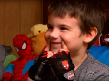 Jaden Hayden, el niño huérfano que cambia juguetes por sonrisas Jaden Hayden, el niño huérfano que cambia juguetes por sonrisas