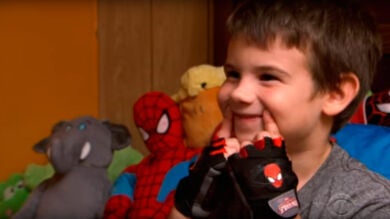  La emotiva historia de Jaden Hayden, el niño huérfano que cambia juguetes por sonrisas
