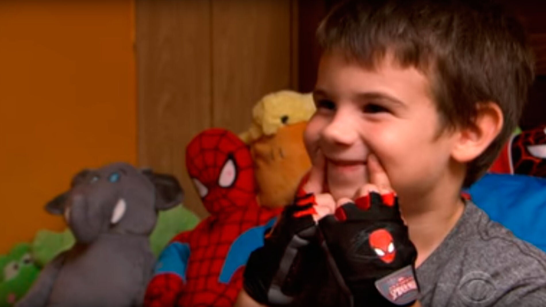 Jaden Hayden, el ni&ntilde;o hu&eacute;rfano que cambia juguetes por sonrisas
