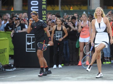 Rafa Nadal y Sharapova, durante un evento publicitario