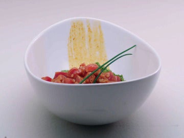 Tartar de maguro picante sobre arroz verde