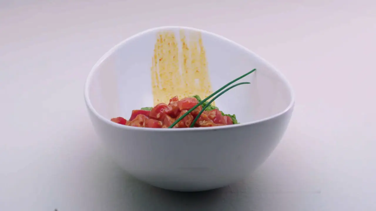 Tartar de maguro picante sobre arroz verde