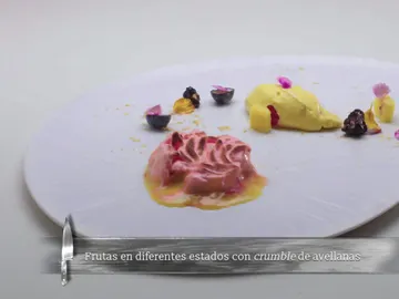 Fruta en diferentes estados con crumble de avellanas Fruta en diferentes estados con crumble de avellanas