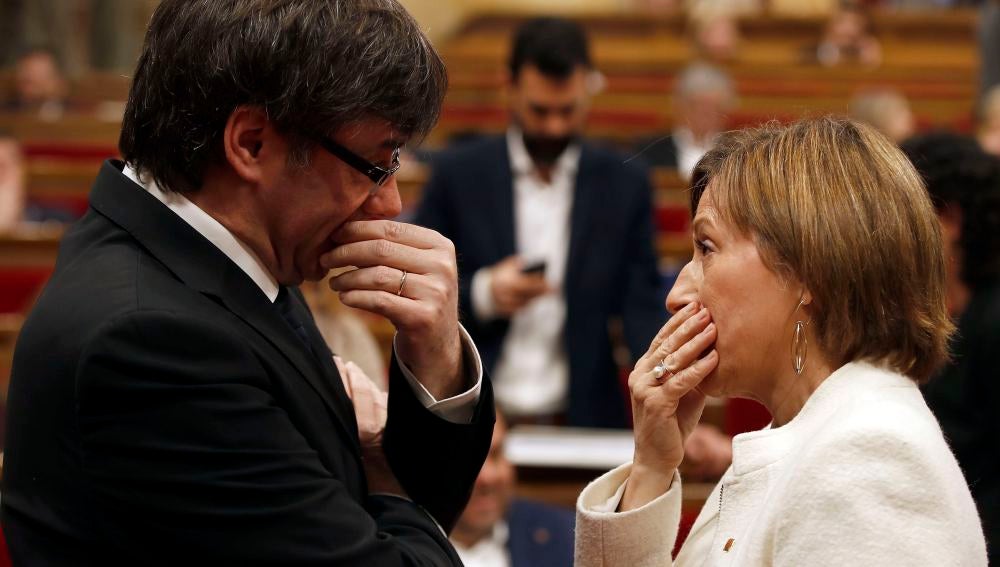 Carles Puigdemont conversa con Carme Forcadell