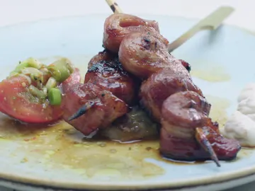 Brochetas ibéricas con berenjenas y yogur de miso Brochetas ibéricas con berenjenas y yogur de miso