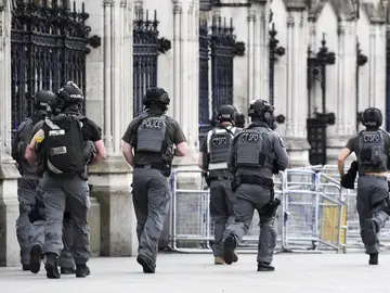 Agentes de policía británicos permanecen en guardia tras un tiroteo ante el Parlamento en Londres Agentes de policía británicos permanecen en guardia tras un tiroteo ante el Parlamento en Londres