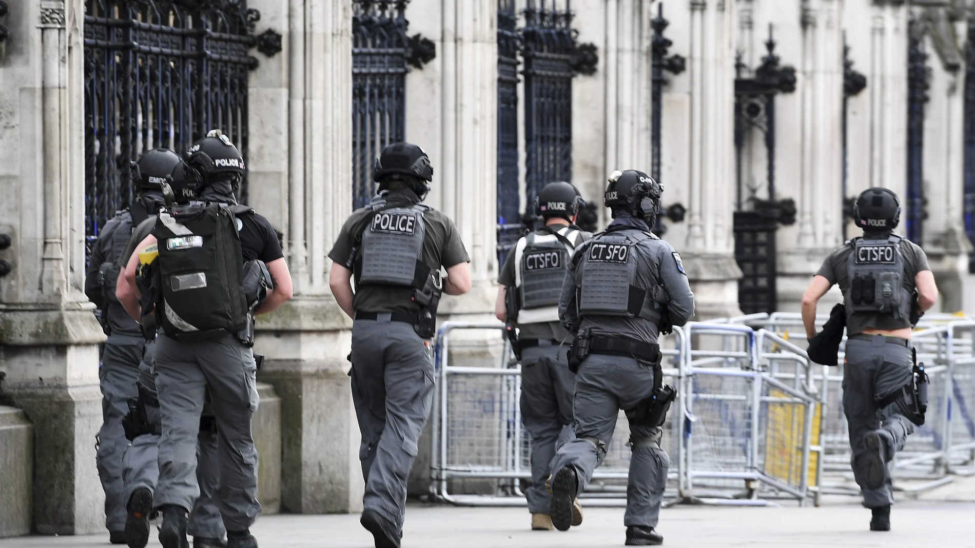 Agentes de policía británicos permanecen en guardia tras un tiroteo ante el Parlamento en Londres Agentes de policía británicos permanecen en guardia tras un tiroteo ante el Parlamento en Londres